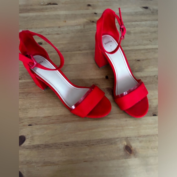 Bright Red sandals with block heels for parties and outings. - Picture 3 of 4